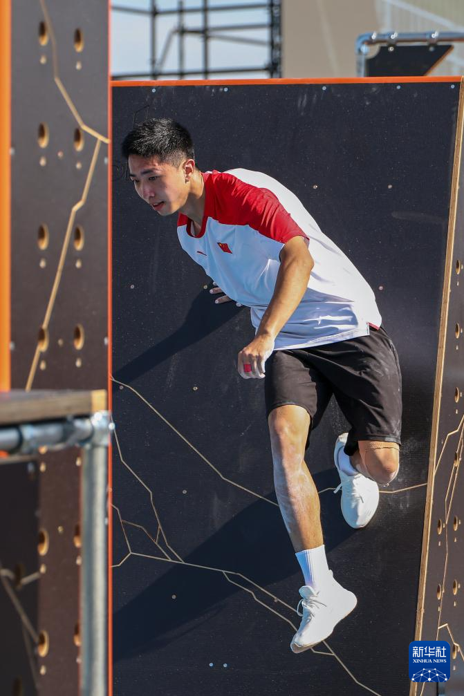 包含日本短跑选手飞快奔跑，刷新个人最佳成绩的词条