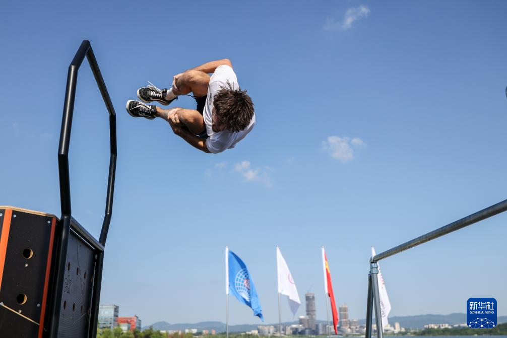 包含日本短跑选手飞快奔跑，刷新个人最佳成绩的词条