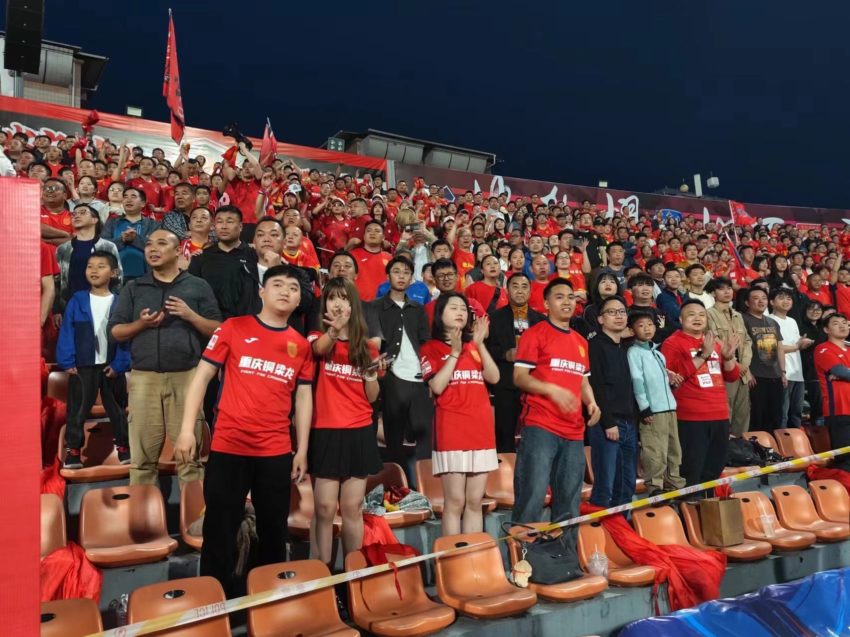 九游中国-球员们的拼搏精神感染着观众