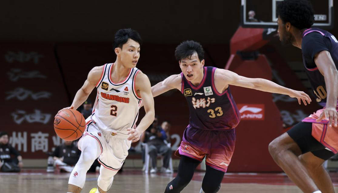 广东宏远队的外援球员在比赛中发挥出色