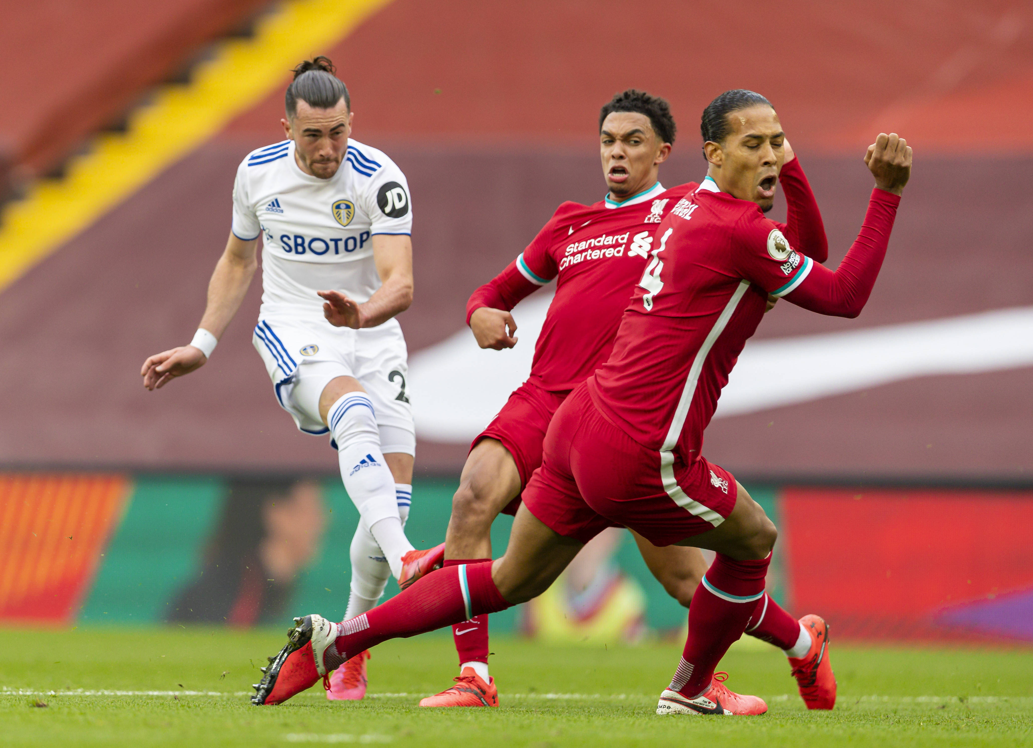 九游官网-阿斯顿马丁险胜雷诺车队,佩雷兹扛起全队