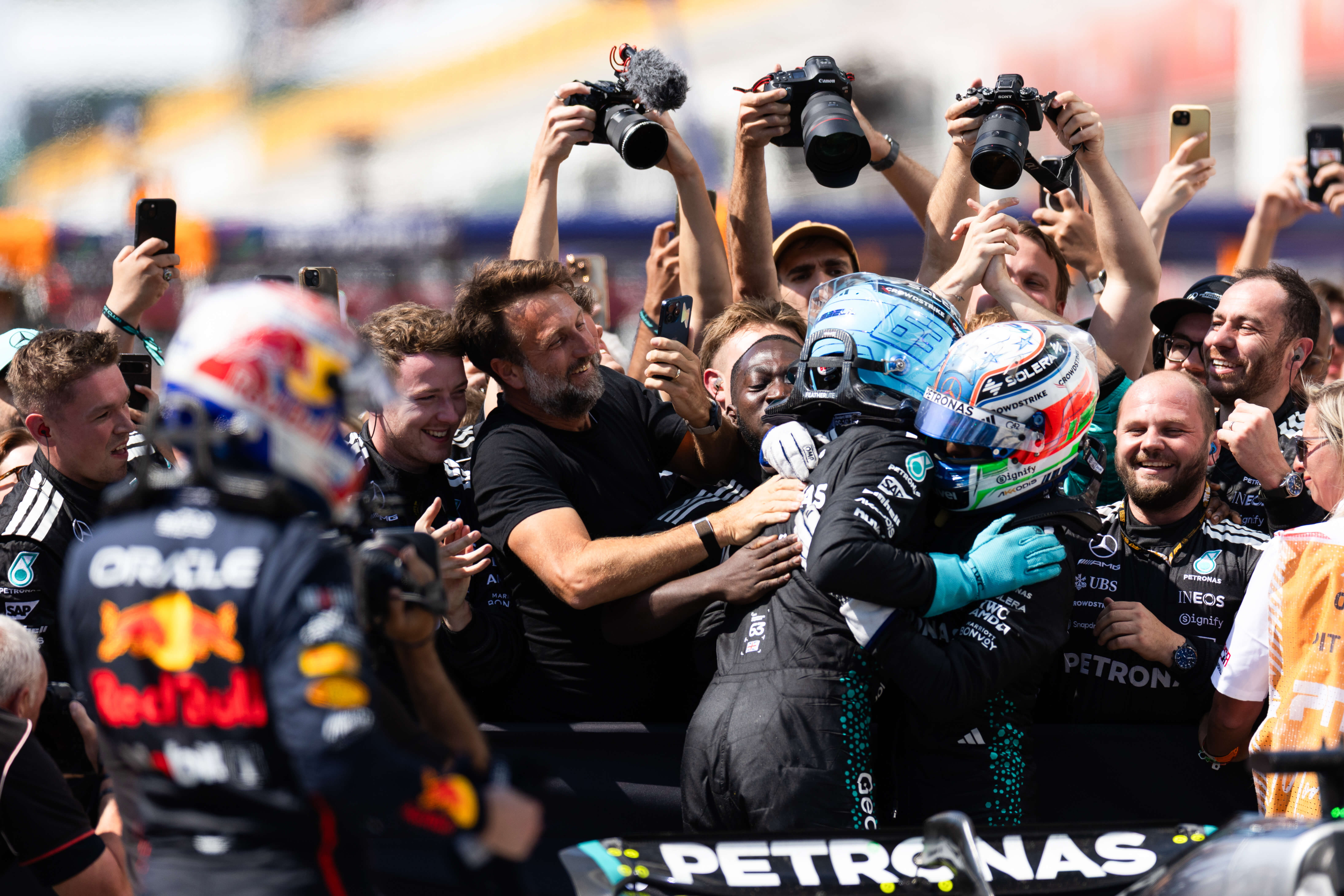 索伯车队鏖战梅赛德斯，拉塞尔统治全场的简单介绍