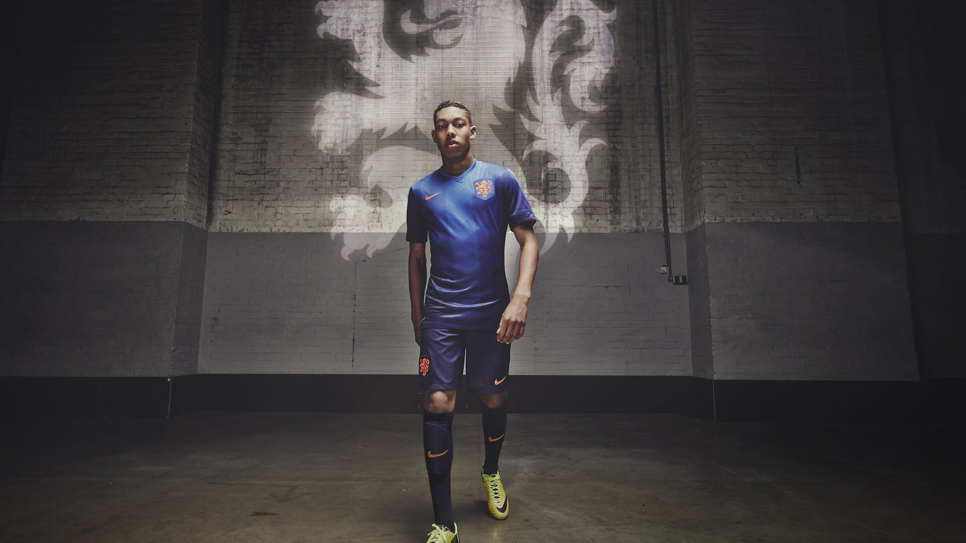 九游体育APP下载-赛道与球场，双线战场上的完胜艺术